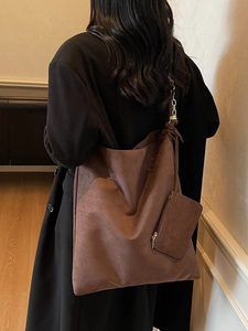 Grand sac cabas en daim marron foncé avec bandoulière chaîne et pochette assortie