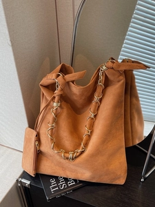 Sac fourre-tout vintage en daim caramel avec grande chaîne dorée et petite pochette