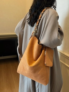 Grand sac cabas en suédine marron avec bandoulière chaîne porté par un mannequin