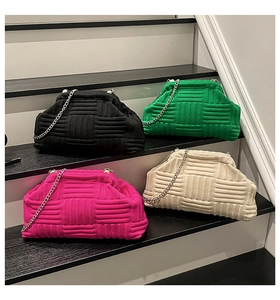 Bolsos de terciopelo acolchado con cadena en negro, verde, rosa y blanco en escala