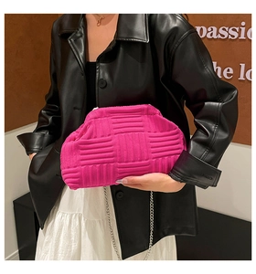 Bolso de mano trenzado rosa fucsia con cadena plateada y atuendo de moda elegante