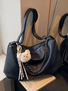 Sac Bandoulière Femme Rétro Grande Capacité en Similicuir PU Plissé Sac Fourre-tout Épaule Avec Chaîne et Pendentif Ours Décontracté