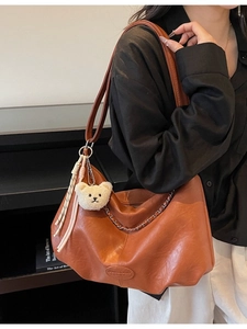 Sac fourre-tout vintage marron avec chaîne métallique et porte-clés ours blanc