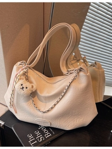 Grand sac hobo crème avec texture plissée souple et accessoire charm d'ours mignon