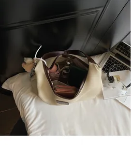 Vue de dessus de l'intérieur du sac cabas avec plusieurs poches et une fermeture magnétique