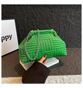 Détail du sac nuage vert émeraude texturé avec bandoulière chaîne et fermoir métallique