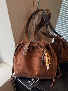 Retro PU Drawstring Bucket Bag For Women Large Capacity Shoulder Bag With Wood Bead Charm Vintage Tote Handbag