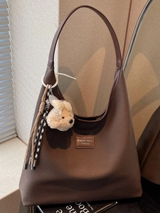 Grand Sac à Bandoulière en Cuir PU pour Femmes Sac Hobo Avec Pendentif en Peluche Shantel Katie Couleur Unie Fourre-tout