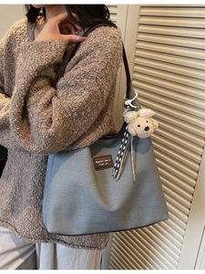 Grand sac cabas en toile grise avec lanières en cuir marron et breloque ours
