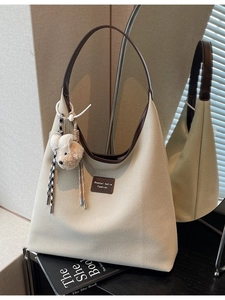 Sac hobo en toile beige avec bordure en cuir marron et charmant porte-clés ours