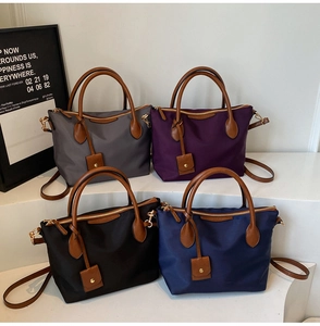 Quattro borse a tracolla in nylon nei colori antracite, viola, nero e blu navy