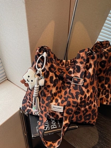 Women Leopard Print Canvas Tote Bag Large Capacity Crossbody Shoulder Bag With Cute Toast Plush Charm Zipper Casual Handbag