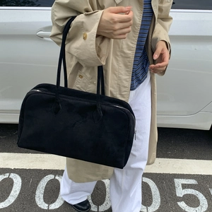 Sac fourre-tout minimaliste en daim noir avec fermeture éclair pour les déplacements quotidiens