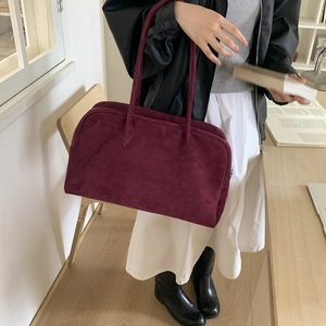 Vue détaillée du grand sac cabas en daim bordeaux avec texture mate douce et anses fines
