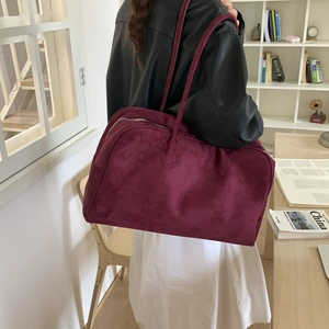 Détails macro d'un grand sac fourre-tout en daim bordeaux avec fermeture éclair souple