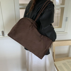 Grand sac cabas en daim marron foncé porté à l'épaule pour un style décontracté