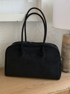 Sac Boston classique en daim noir avec doubles bretelles pour un usage quotidien