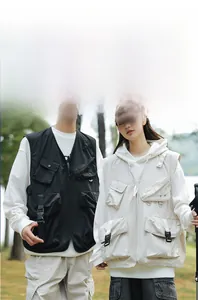 Gilet tactique d'extérieur avec poches multiples et boucles dans un décor de forêt