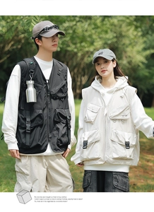 Vue détaillée des gilets tactiques multi-poches noir et beige avec anneaux en D
