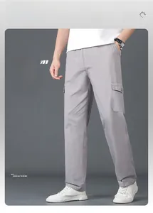 Detail der hellgrauen Cargohose mit Baumwolltextur und seitlicher Tasche für Herren