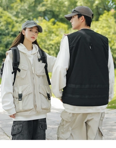 Gilets utilitaires d'extérieur en beige et noir avec design fonctionnel multi-poches