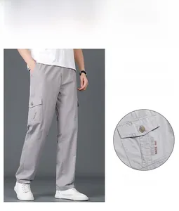 Detail der grauen Cargohose mit seitlicher Pattentasche und Free Spirit 1941 Stickerei