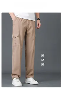 Detail der khakifarbenen Cargohose mit Kordelzug und Klapptasche mit Since 1941 Aufdruck