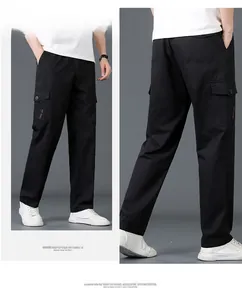 Detail der schwarzen Baumwoll-Cargohose mit elastischem Bund und Stickerei-Detail