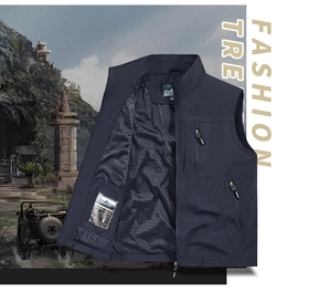 Detail der dunkelblauen Outdoor-Weste mit mehreren Reißverschlusstaschen und Netzfutter