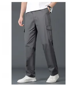Detailansicht der armeegrünen Cargohose mit großen Pattentaschen und Baumwoll-Twill-Gewebe