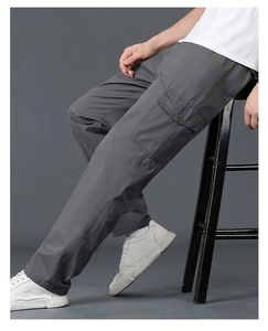 Detail der dunkelgrauen Cargohose mit funktionellen Seitentaschen und Baumwollgewebe