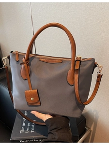 Borsa tote in nylon grigio con manici in pelle marrone e tracolla lunga regolabile