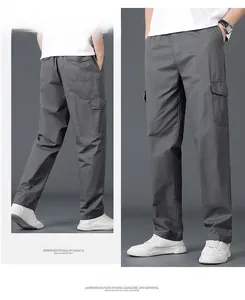 Detailansicht der dunkelgrauen Cargo-Hose aus Baumwolle mit praktischen Taschen