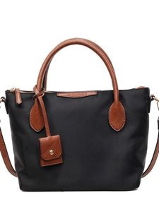 Grande borsa tote in nylon nero con manici in pelle marrone e tracolla regolabile