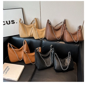 Comparaison détaillée de sacs hobo tressés en quatre couleurs et deux tailles sur canapé
