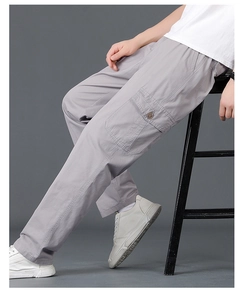 Detailansicht graue Cargo-Hose mit seitlicher Pattentasche und geradem Schnitt für Herren