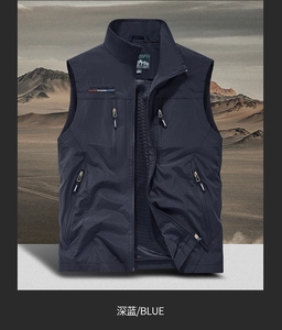 Detail der dunkelblauen Outdoor-Weste mit Stickerei und atmungsaktivem Netzfutter