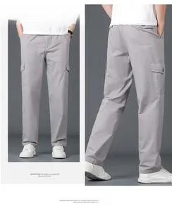 Detail der hellgrauen Cargohose mit seitlichen Pattentaschen und elastischem Tunnelzug