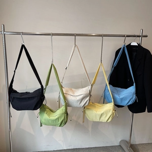 Dettaglio delle borse a mezzaluna in nylon capienti in cinque colori diversi
