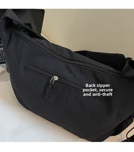 Dettaglio della tasca posteriore con zip antifurto su questa grande borsa nera in tela
