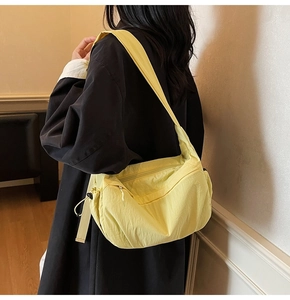 Borsa a tracolla giallo vivace in nylon impermeabile con tracolla regolabile e stile casual