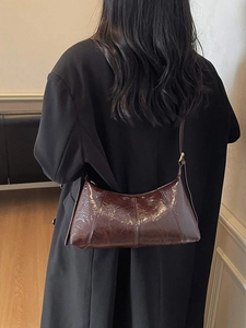 Sac à main chic en similicuir marron foncé avec finition brillante et fine bandoulière