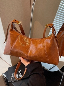Sac sous le bras marron caramel rétro en similicuir brillant avec détails dorés