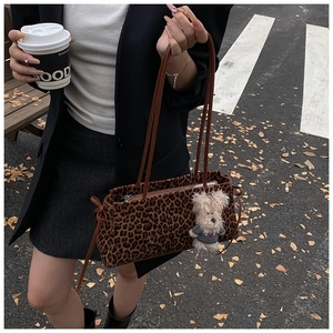 Bolso de hombro de leopardo con colgante de oso de peluche y asa larga de color café