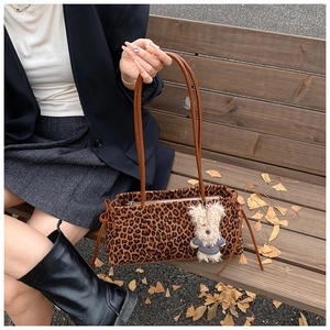 Detalle del bolso de hombro con estampado de leopardo y un lindo colgante de osito