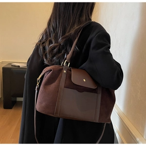 Detailansicht der dunkelbraunen Tasche aus Wildleder und Leder mit Metallschnalle