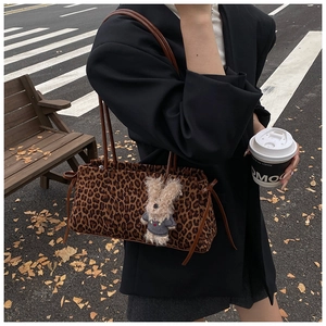 Bolso tote con estampado de leopardo, correas de cuero marrón y colgante de conejito