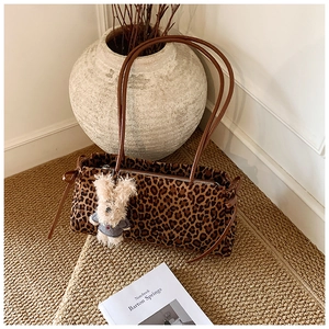 Bolso shopper de leopardo sobre alfombra tejida con decoración vintage premium