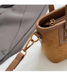 Détail du sac à main matelassé en daim marron avec ferrures dorées de style rétro
