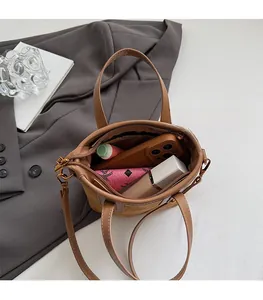 Vue détaillée de l'intérieur du sac seau marron montrant sa grande capacité de rangement